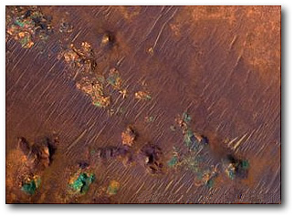 Система глубоких трещин Nili Fossae в районе впадины Isidis в Северном полушарии Марса.