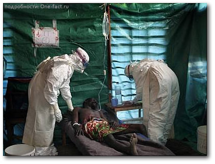 Врачи в спецодежде пытаются облегчить страдания больного геморрагической лихорадкой Эбола.
