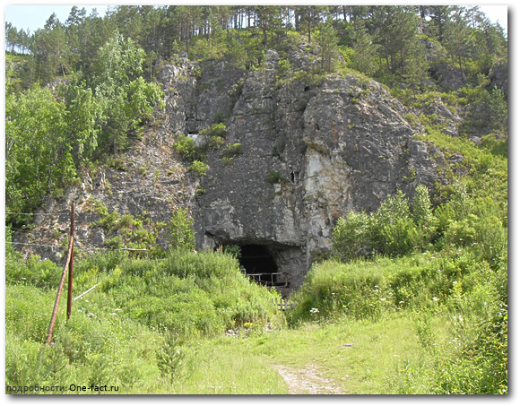 Денисова пещера на Алтае — это пещерный дом, который расположен рядом с рекой. Площадь пещеры 270 квадратных метров, длина 110 метров. Наибольший интерес для археологов представляет предвходовой грот. Он имеет несколько ответвлений, два из которых являются непосредственным продолжением пещеры. В верхней части грота находится сквозное отверстие диаметром чуть более 1 метра. Благодаря ему центральная, наиболее обширная и удобная часть грота освещена, это отверстие также обеспечивает зимой прекрасную дымовую тягу. Грот в течение всего года остаётся сухим, хотя температура воздуха близка к наружной. Он всегда был хорошим естественным убежищем для человека и животных, защитой от ветра и дождя. 