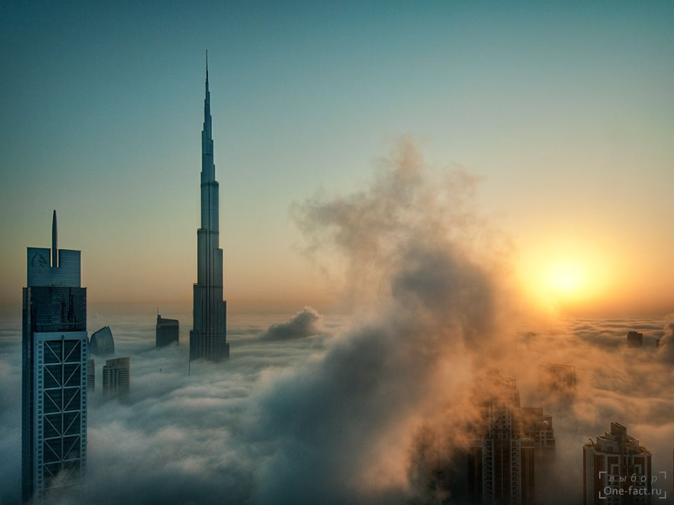 Фото небоскребов Дубая в тумане, в т.ч. самого высокого небоскреба в мире - Бурдж-Халифа (Башня Халифа).