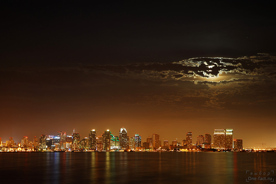 Фото Сан-Диего, города в Калифорнии (США). Луна зашла за облака, но общая ночная панорама от этого только выиграла. Получилось, пожалуй, лучшее фото ночного города на побережье океана.