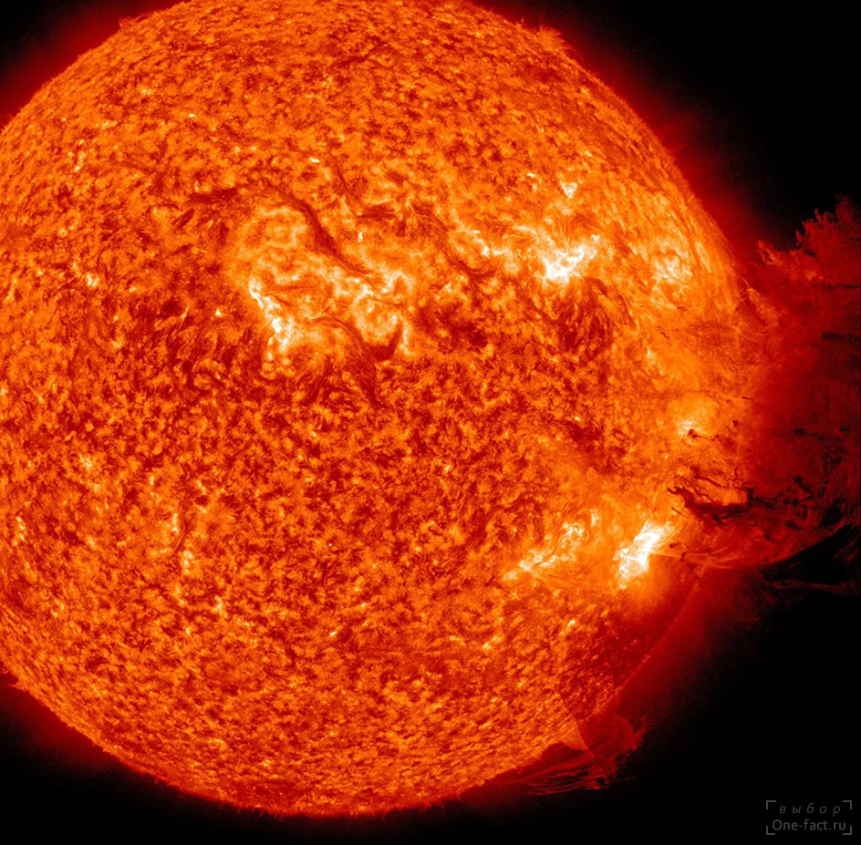 На фотографии запечатлен выброс плазмы, который произошел в результате вспышке на Солнце 7 июля 2011 года. Вспышка была средней силы. Если бы сегодня произошла вспышка на Солнце, которая случилась в 1859 году, то ущерб инфраструктуре Земли ликвидировали бы более 10 лет.