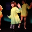Клип с поющей и танцующей девушкой-роботом штурмует вершины популярности